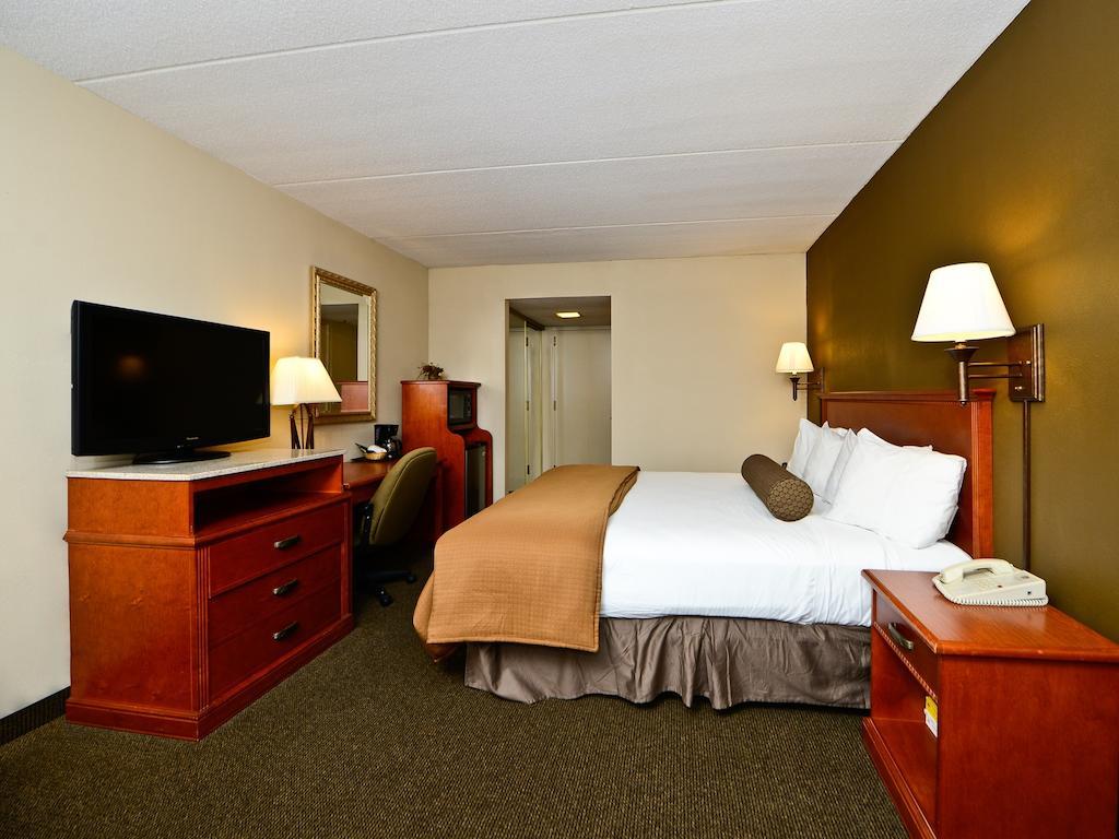 Ramada By Wyndham Plymouth Hotel & Conference Center Exterior foto