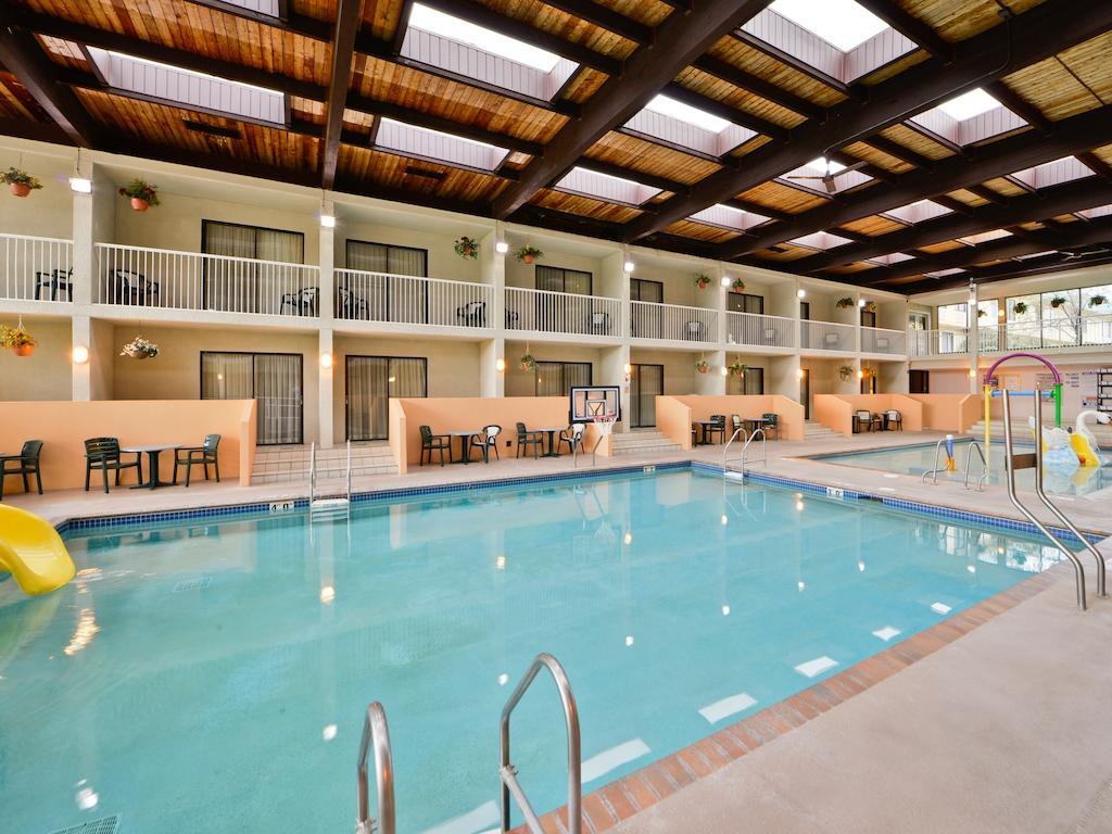 Ramada By Wyndham Plymouth Hotel & Conference Center Exterior foto
