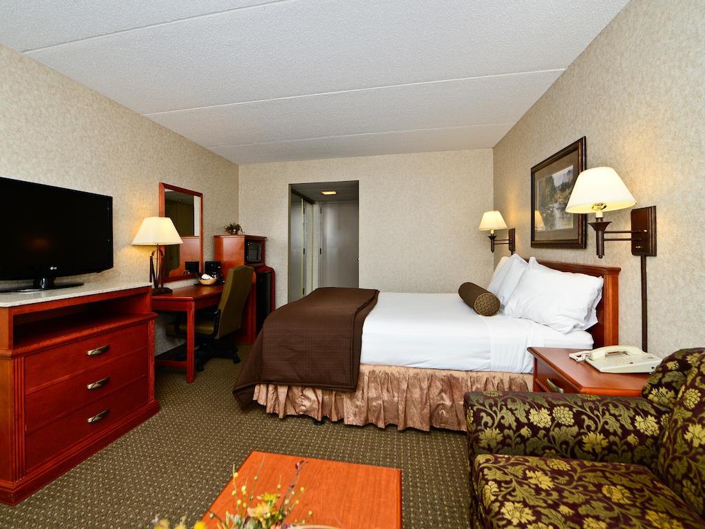 Ramada By Wyndham Plymouth Hotel & Conference Center Exterior foto