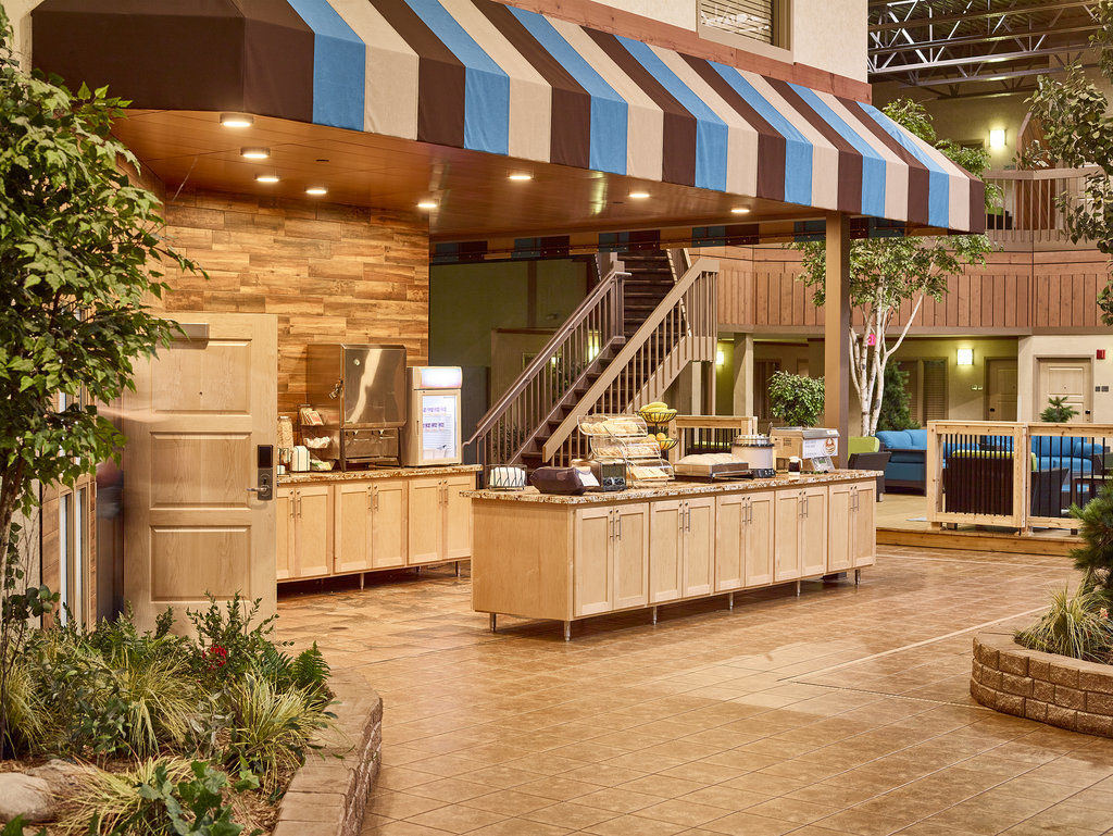 Ramada By Wyndham Plymouth Hotel & Conference Center Exterior foto
