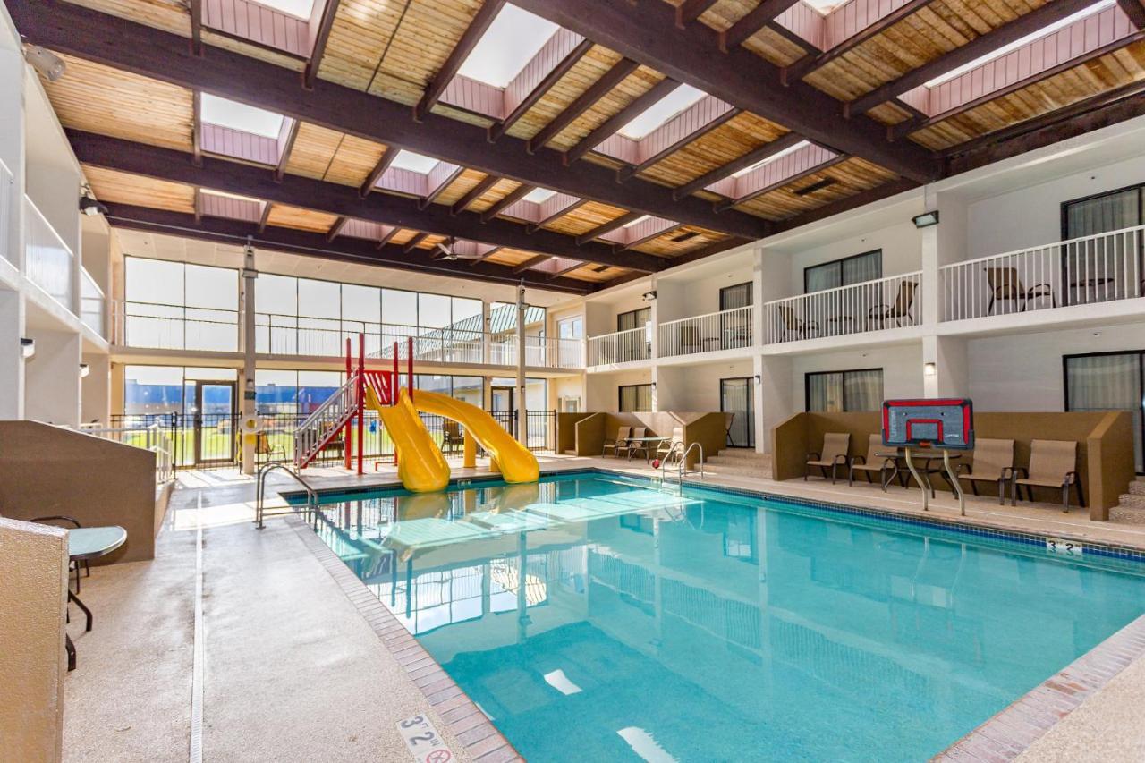 Ramada By Wyndham Plymouth Hotel & Conference Center Exterior foto