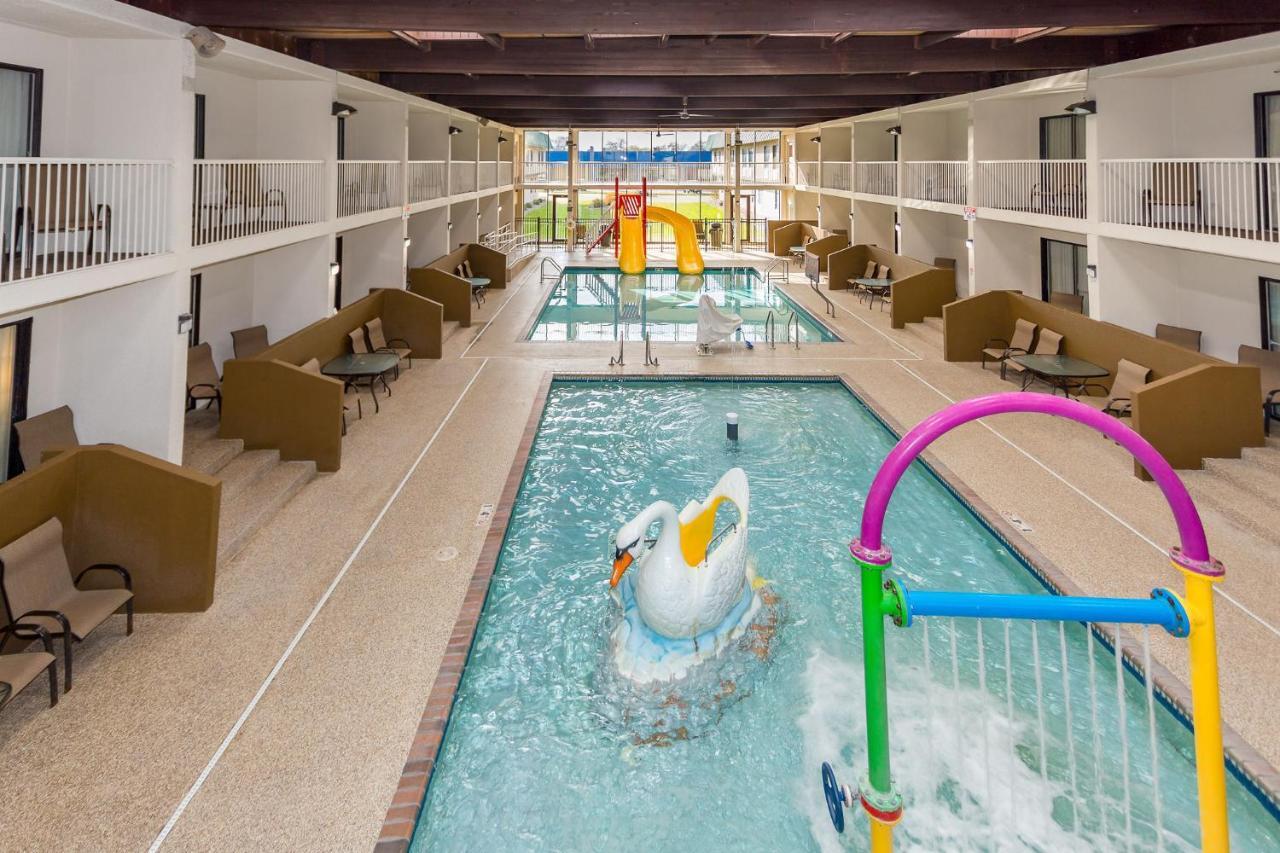 Ramada By Wyndham Plymouth Hotel & Conference Center Exterior foto